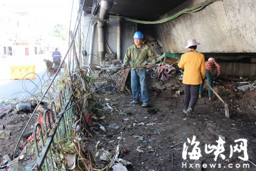 　　工人們正在清理垃圾，今后橋下將進行綠化